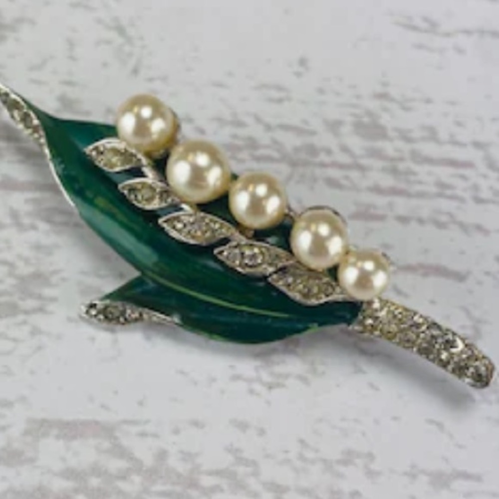Elegant Vintage Gold and Green Brooch. Enameled gems and pearls.